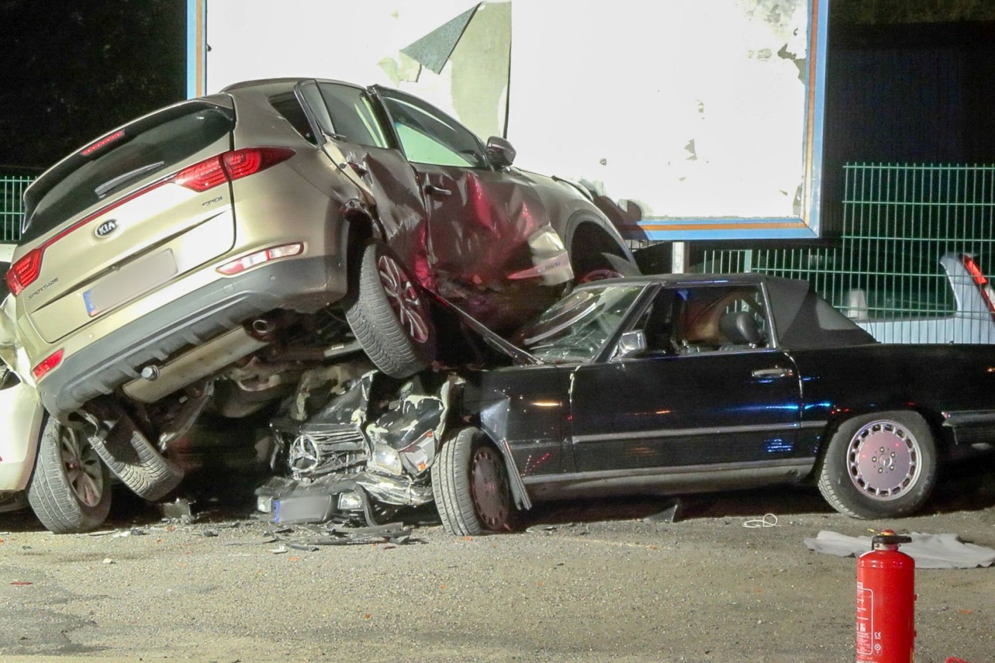 Zwei Teenager im Alter von 13 und 14 Jahren sind in Herne mit einem Auto in mehrere geparkte Autos gerast und schwer verletzt worden.