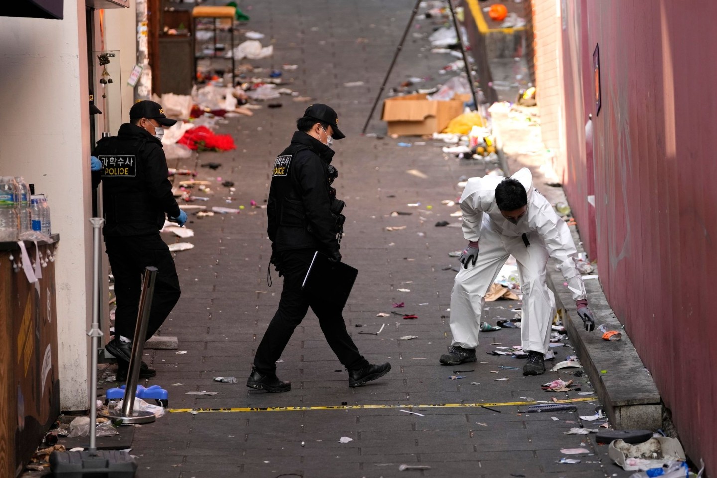 Polizisten ermitteln am Unglücksort der Massenpanik.