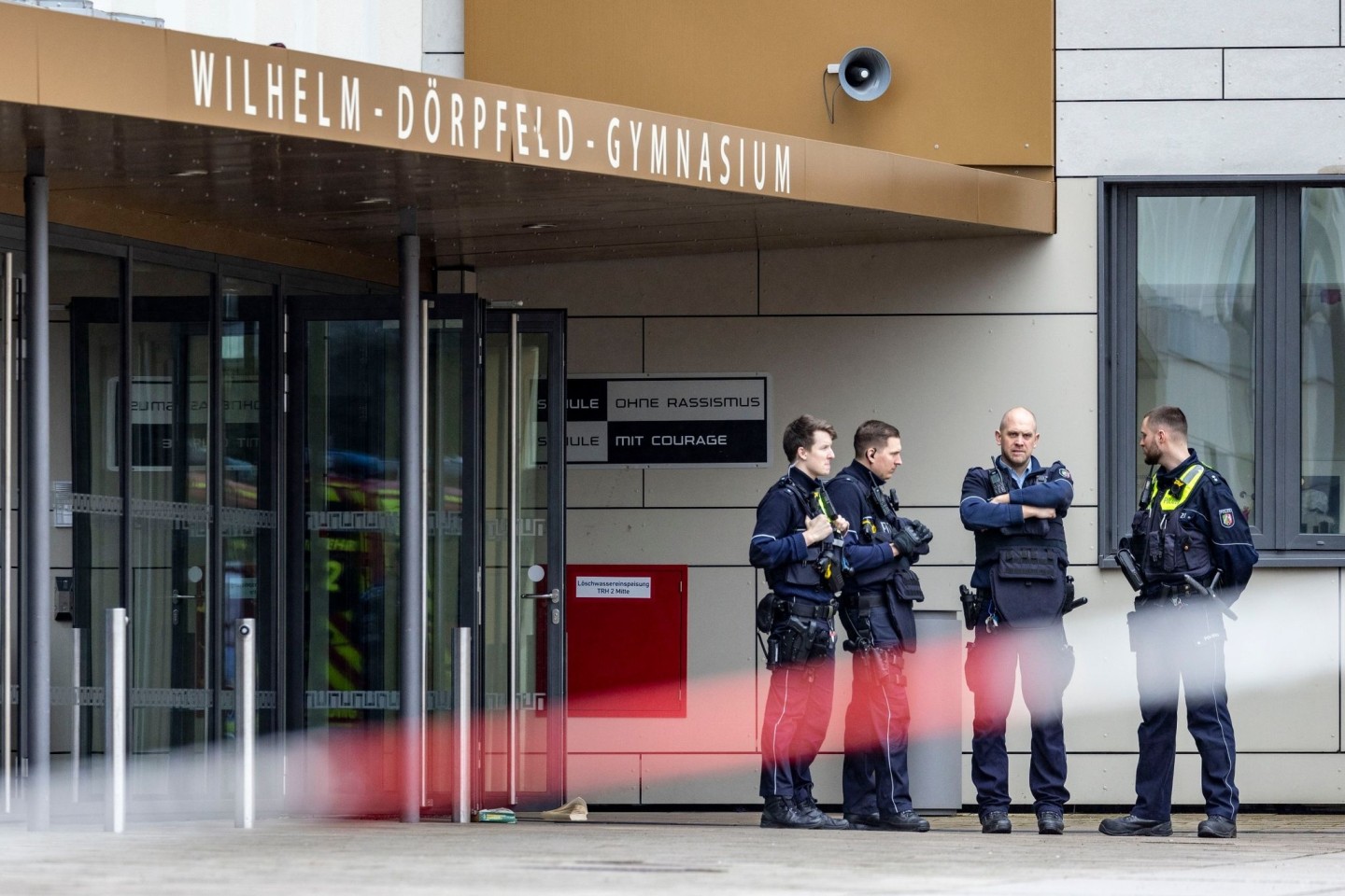 Am Donnerstag verletzte ein Schüler vier Mitschüler mit Messerstichen. Die Polizei überwachte daraufhin das Gymnasium.