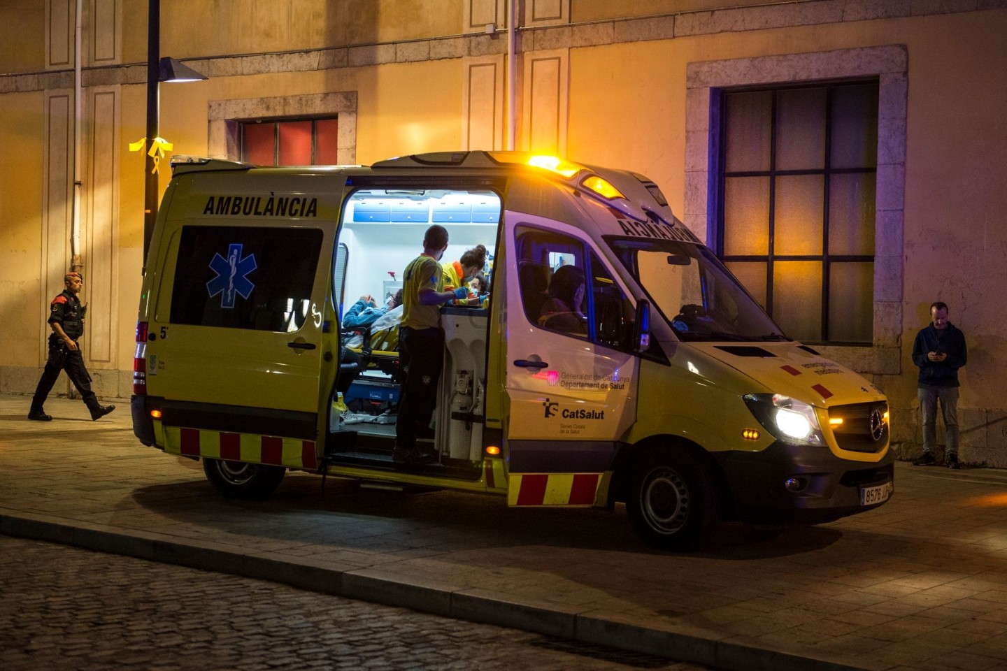 Retter stehen nach einer Explosion vor der Casa de Cultura in Girona (Katalonien) und versorgen Verletzte.