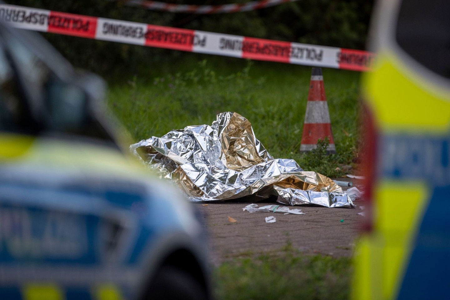 Wärmefolie liegt an dem Ort, an dem die Polizei einen zweiten Mann mit Schussverletzung entdeckt hat. Zuvor war ein 36 Jahre alter Mann in einem Kiosk in einiger Entfernung erschossen worde...