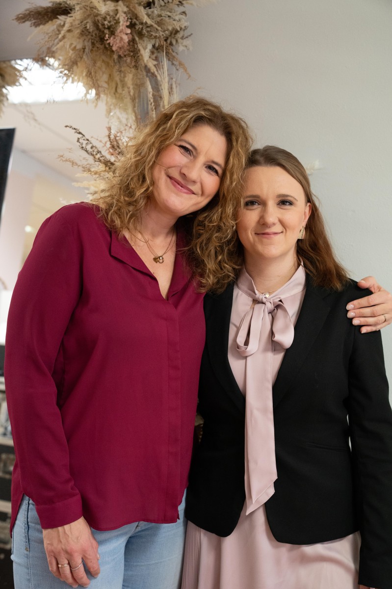 Sandra Hübner und Sarah Hessel gemeinsam auf dem 3 jährigen Jubiläum von Your Dress Bridal Store