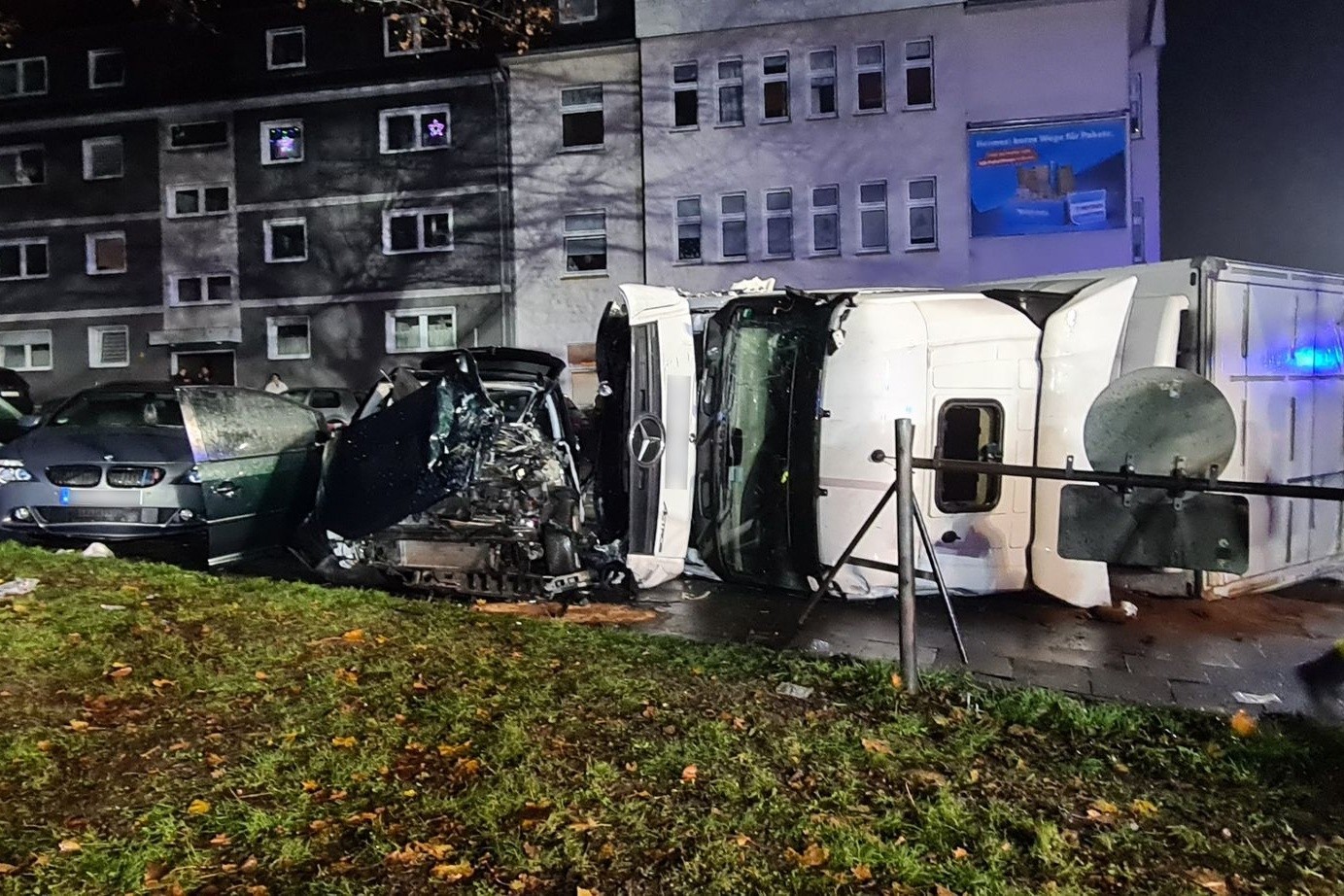 Der mit Lebensmitteln beladene Lkw kippte bei dem Unfall auf die Seite und begrub ein Auto halb unter sich.