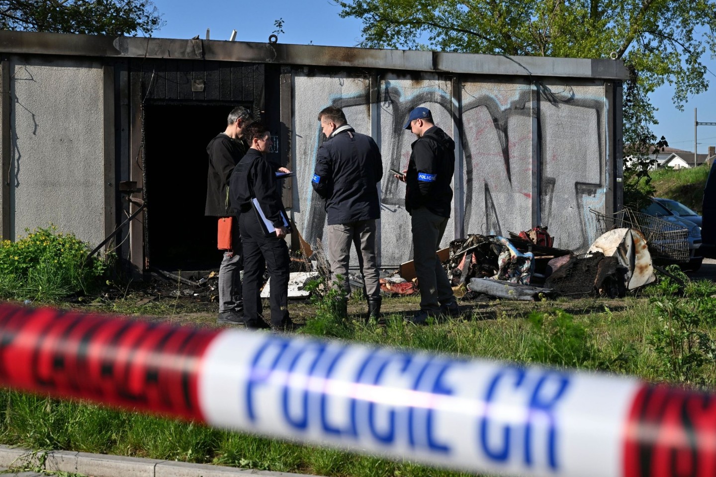 Mehrere Wohncontainer standen in Flammen, nun ermittelt die Polizei.