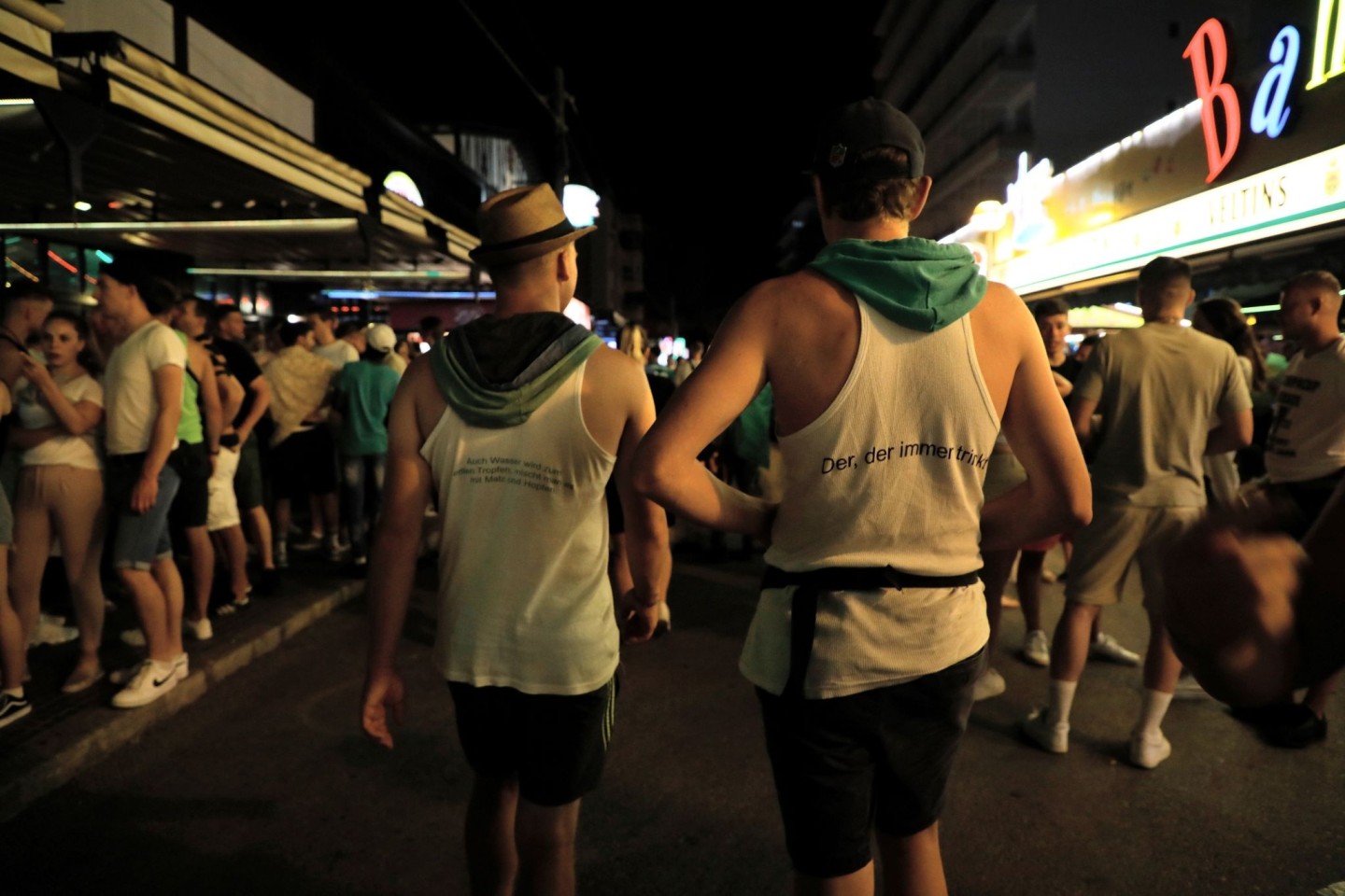 Vorwiegend junge Leute gehen am Abend durch die Schinkenstraße im Party-Viertel Ballermann auf Mallorca.