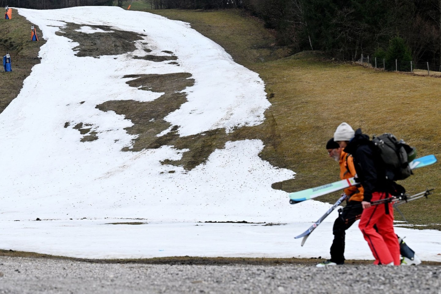 Ende der Skisaison 2022/23 in Garmisch-Partenkirchen - dort lag im März kaum noch Schnee.