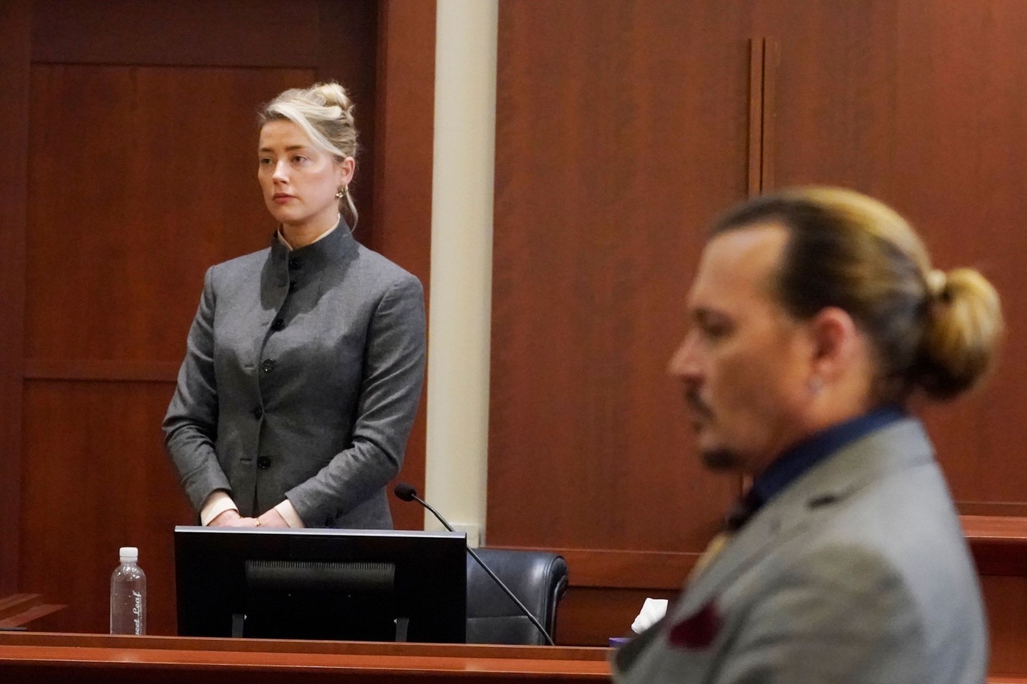 Amber Heard (l.) muss Johnny Depp wegen Verleumdung über zehn Millionen Dollar Schadenersatz zahlen.