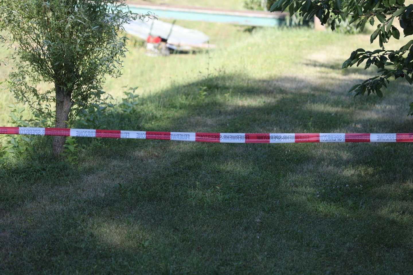 Ein Mann ist in Bad Sulza (Thüringen) beim Rasenmähen in ein Erdloch gefallen und tödlich verunglückt.