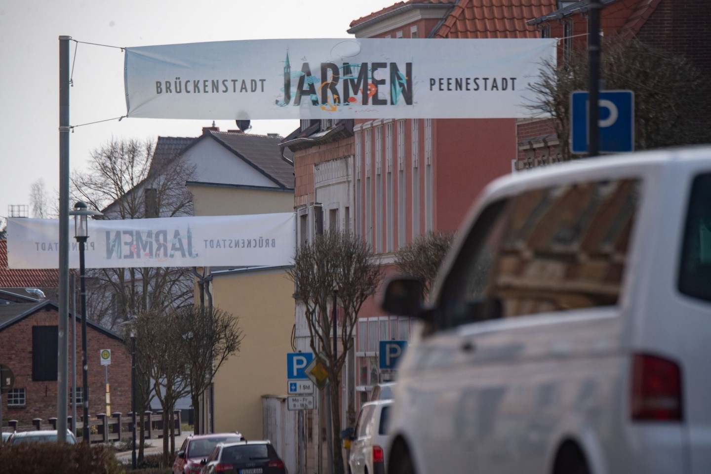 In Jarmen ist ein Polizist mit einem Messer schwer verletzt worden. Der Angreifer ist einer Schussverletzungen erlegen.