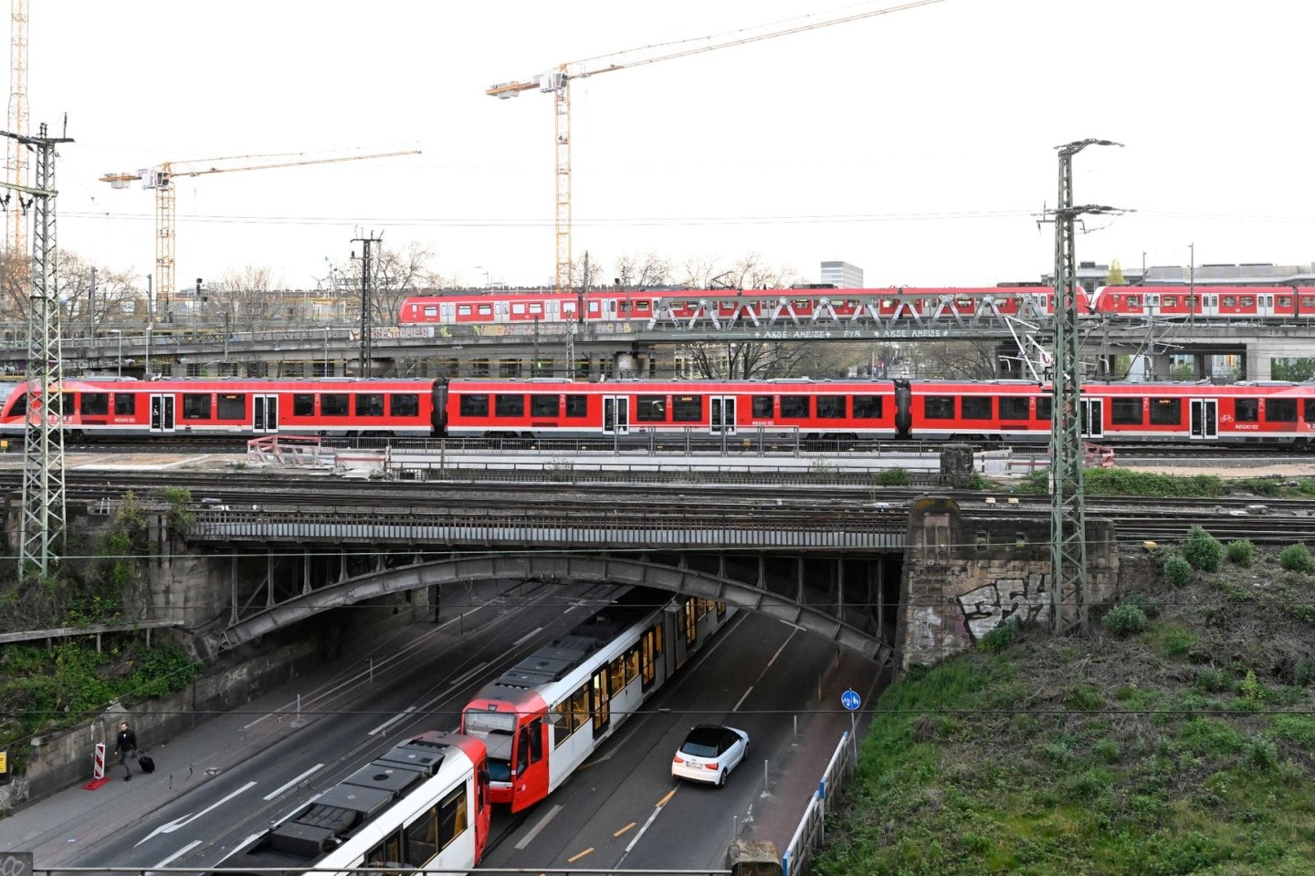 Immer wieder kommt es zu Unfällen, in die Züge verwickelt sind.