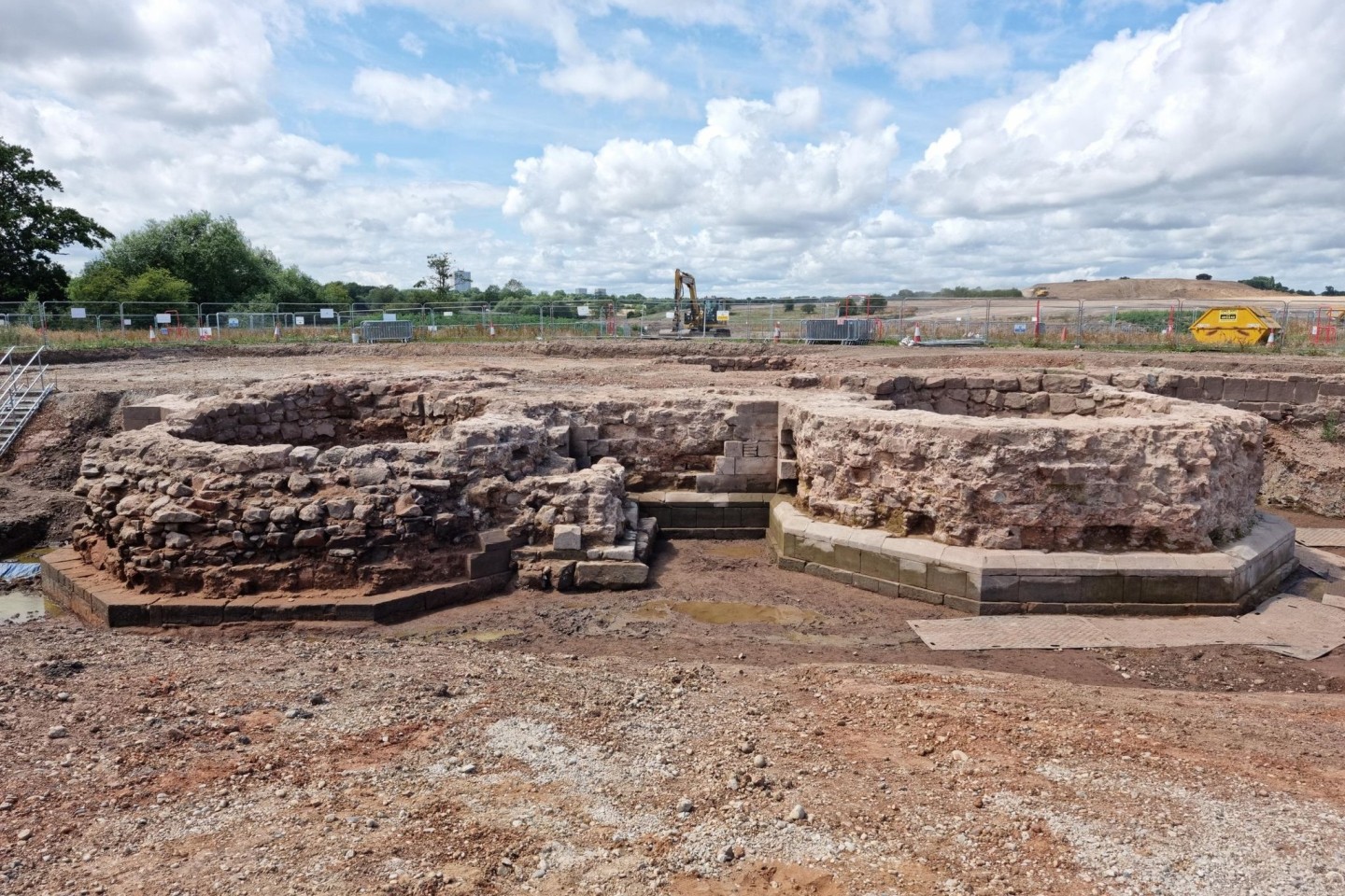 Bei Ausgrabungen für den Ausbau einer Zugstrecke haben Archäologen mutmaßlich jahrhundertealte Relikte entdeckt.