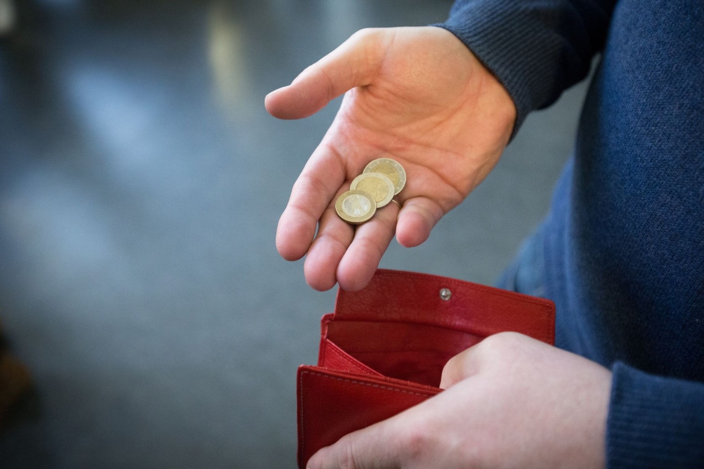 Die Sorge vor Armut belastet viele Menschen in Deutschland.