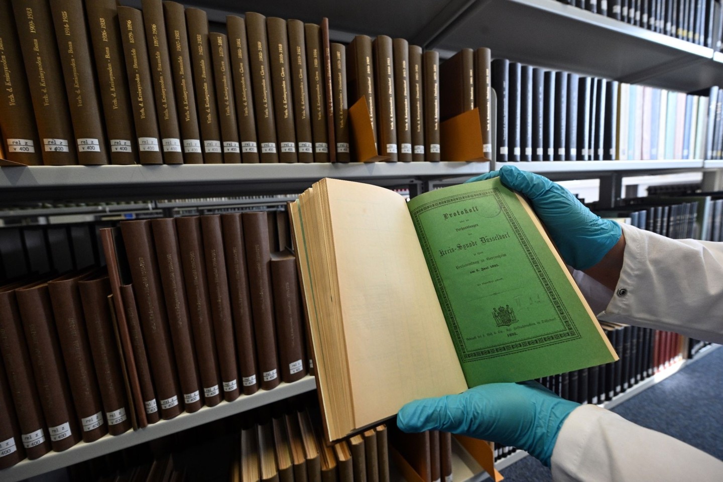 Weil giftiges Arsen einzelne Bücher aus dem 19. Jahrhundert belasten könnte, untersuchen Bibliotheken ihren Bestände.