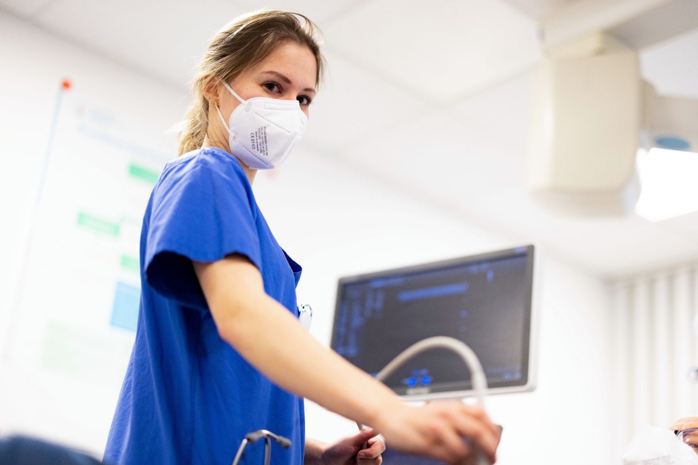 Stella Lingen ist angehende Ärztin und arbeitet mit Tourette-Syndrom in der Krankenhaus-Notaufnahme einer Klinik.