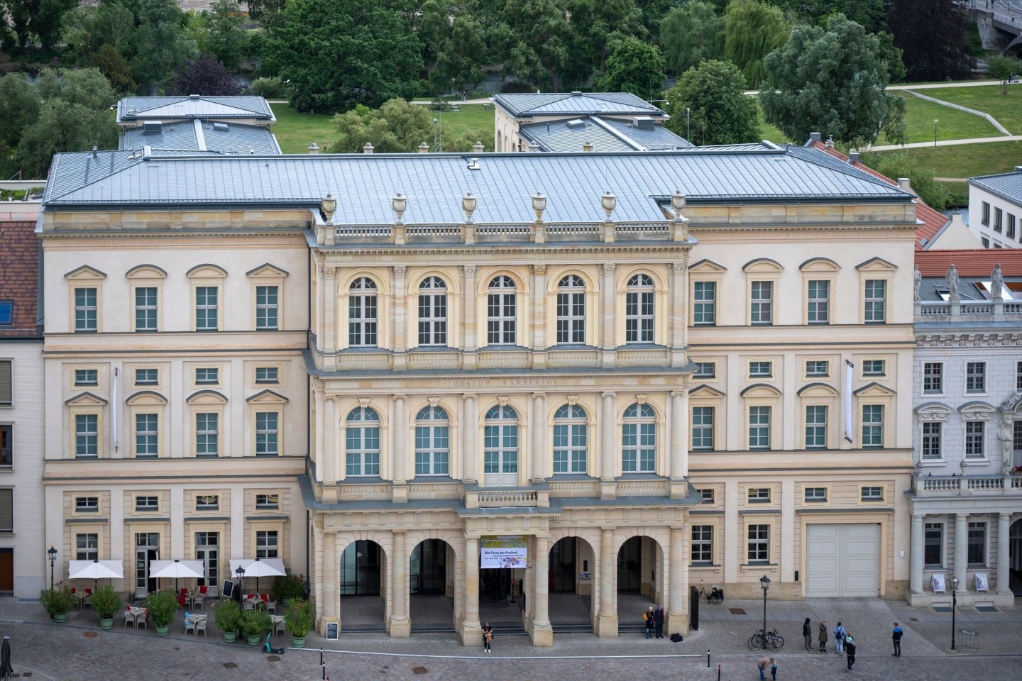 Im Potsdamer Museum Barberini haben Klimaaktivsten ein Gemälde von Claude Monet attackiert.