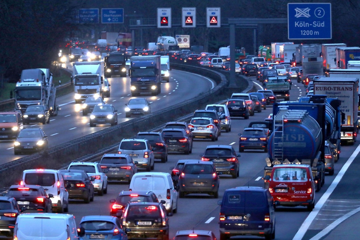 Nach Hause zur Familie: Am Tag vor Heiligabend dürfte es noch einmal voll auf Deutschlands Straßen werden.