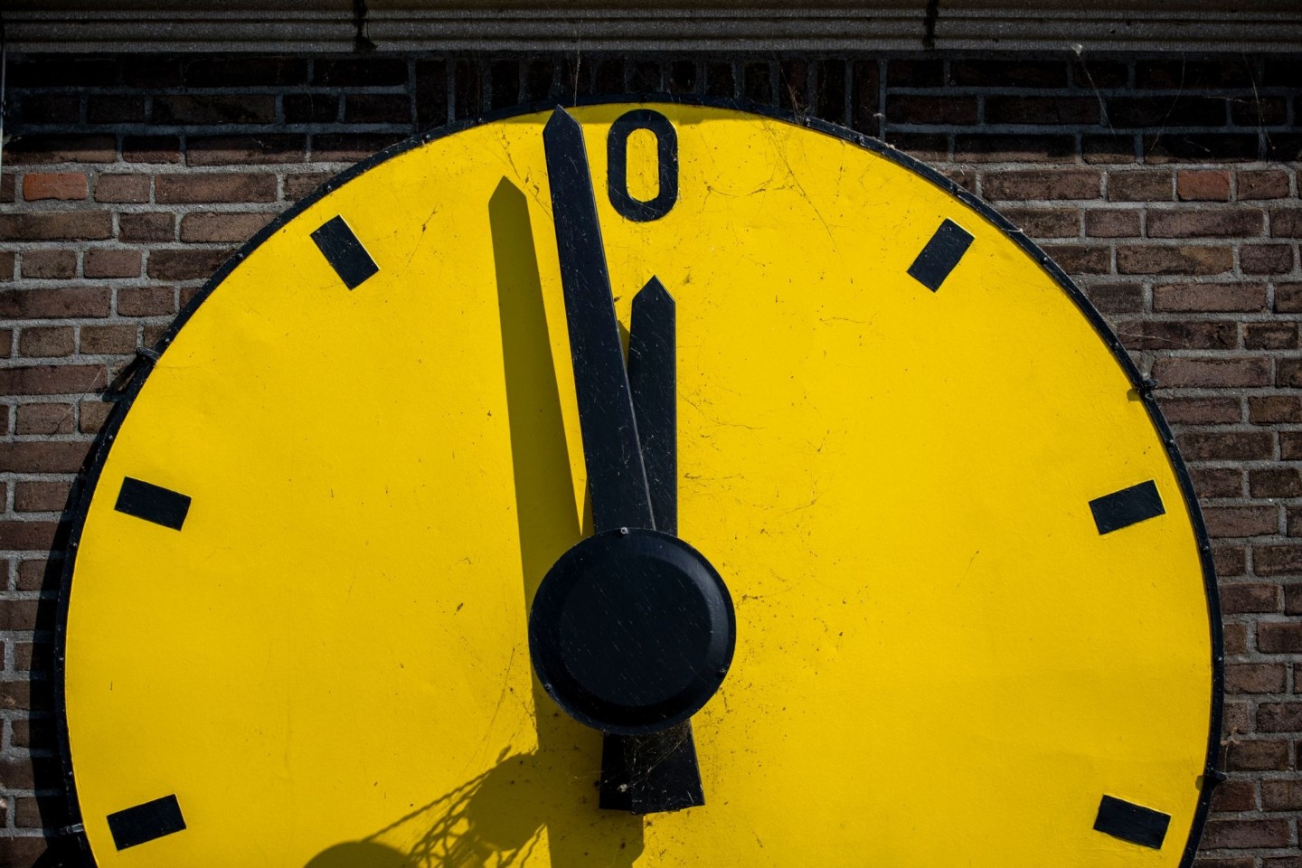 Die Pegeluhr für den Rhein in Emmerich steht auf knapp unter Null.