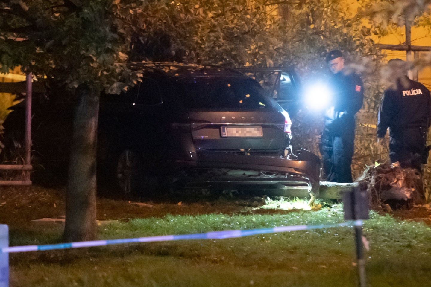 Polizisten an der Unfallstelle an einer Bushaltstelle in der slowakischen Hauptstadt Bratislava.