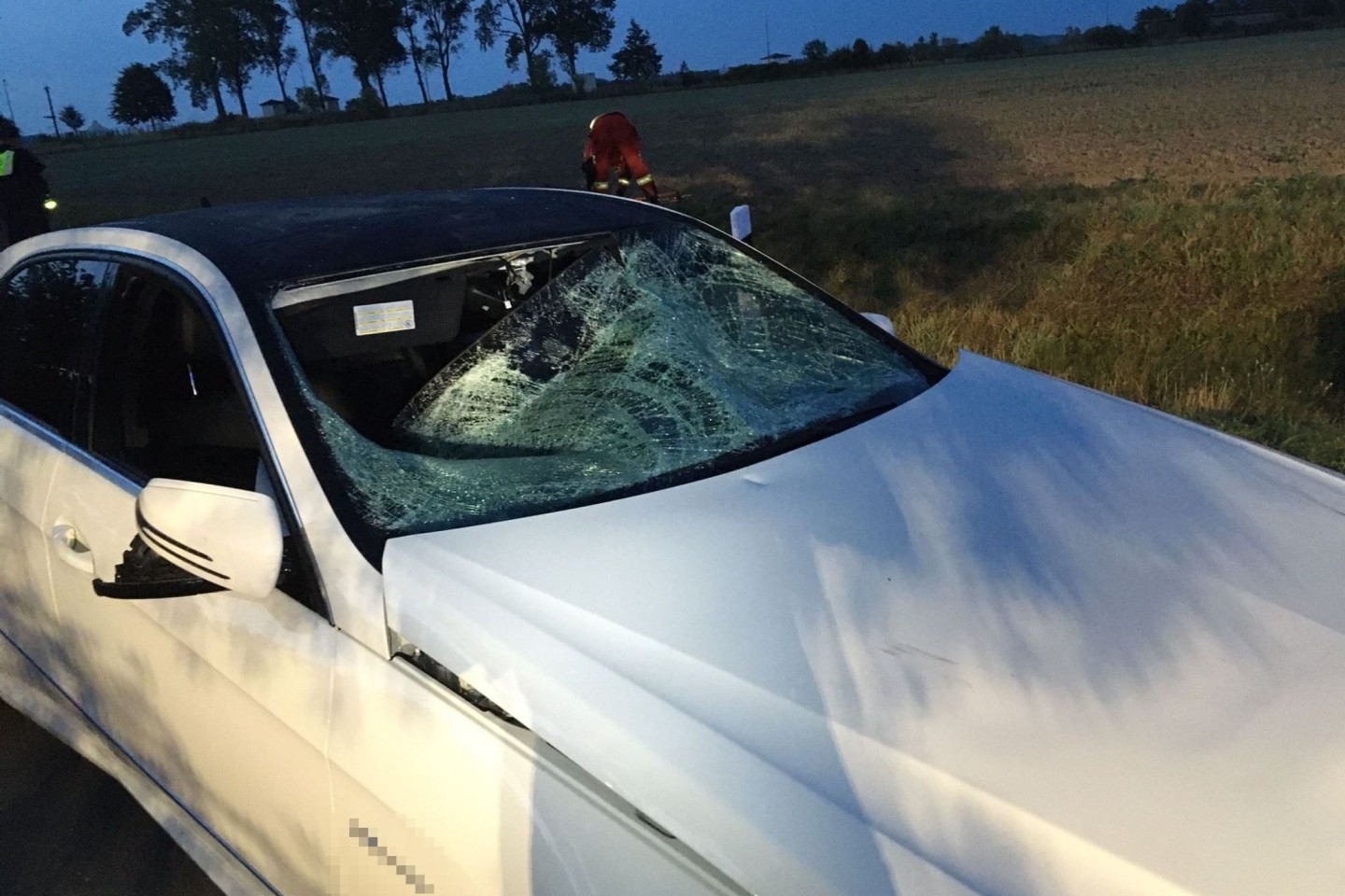 Ein Auto ist am frühen Sonntagmorgen an der Rennbahn in Bad Doberan in eine Menschengruppe gefahren.