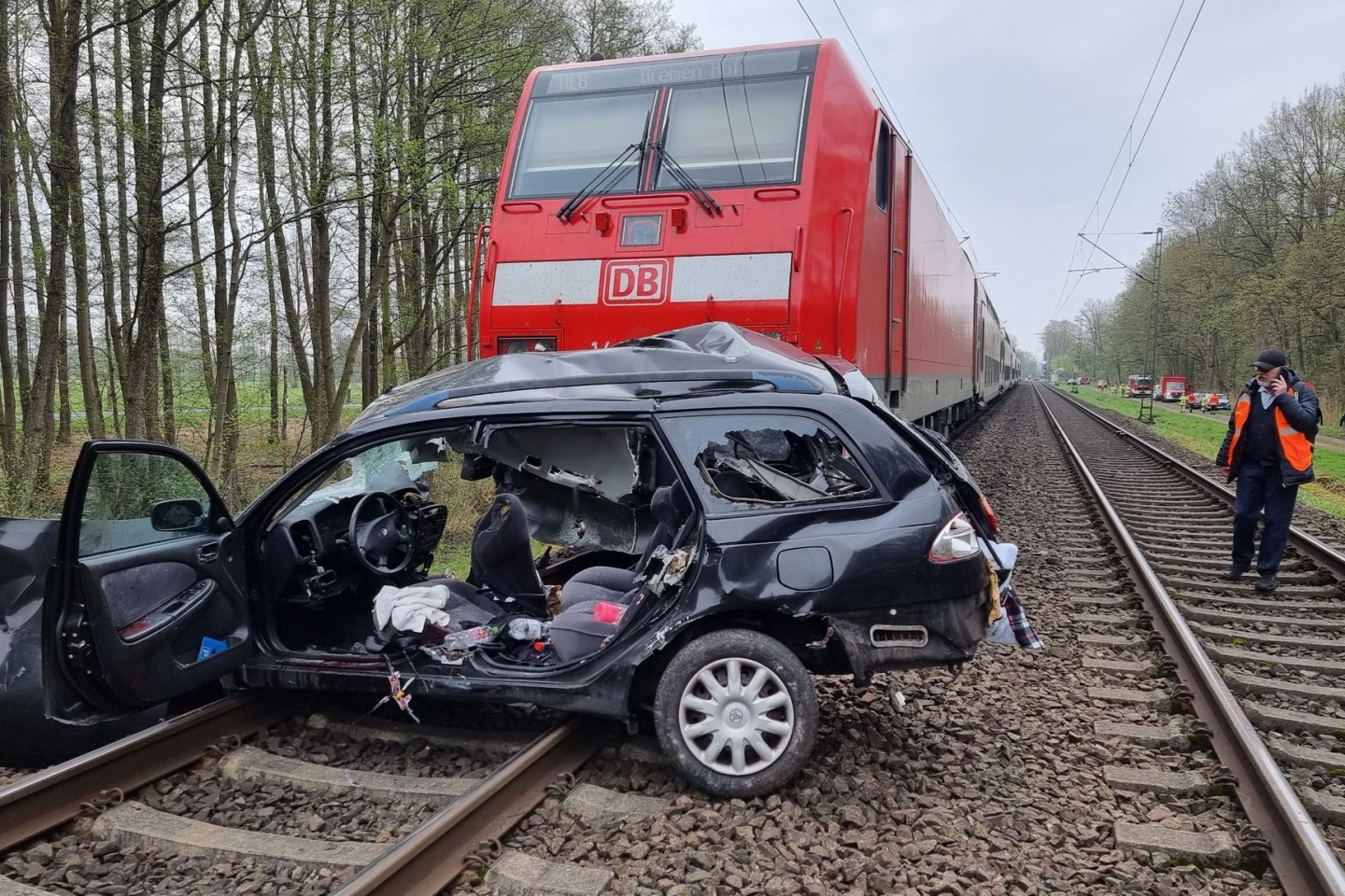 Das Fahrzeug ist nach dem Zusammenstoß mit dem Zug völlig zerstört.