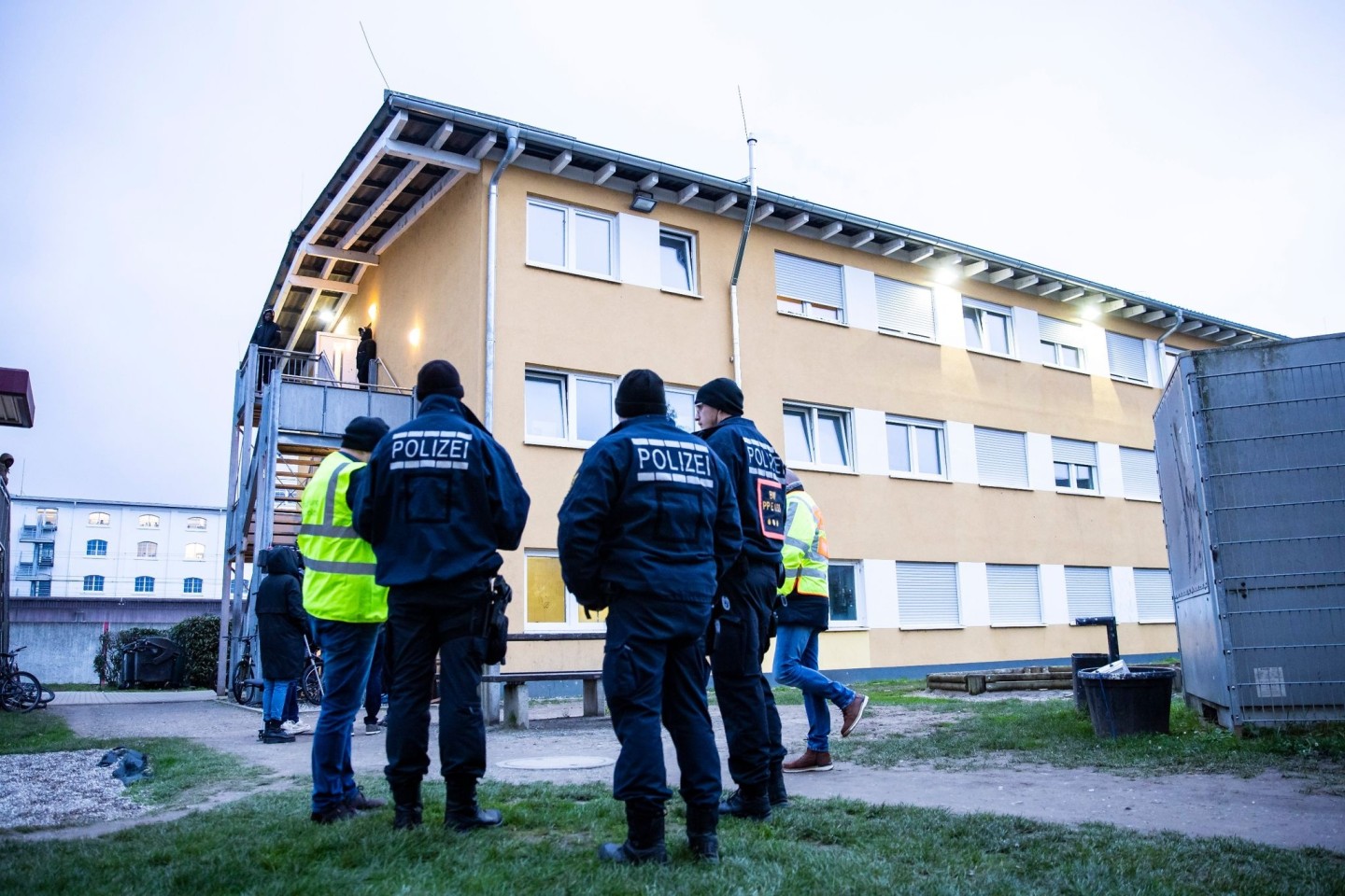 Polizisten vor einem Gebäude, welches durchsucht wurde. Auch Spezialkräfte waren vor Ort.