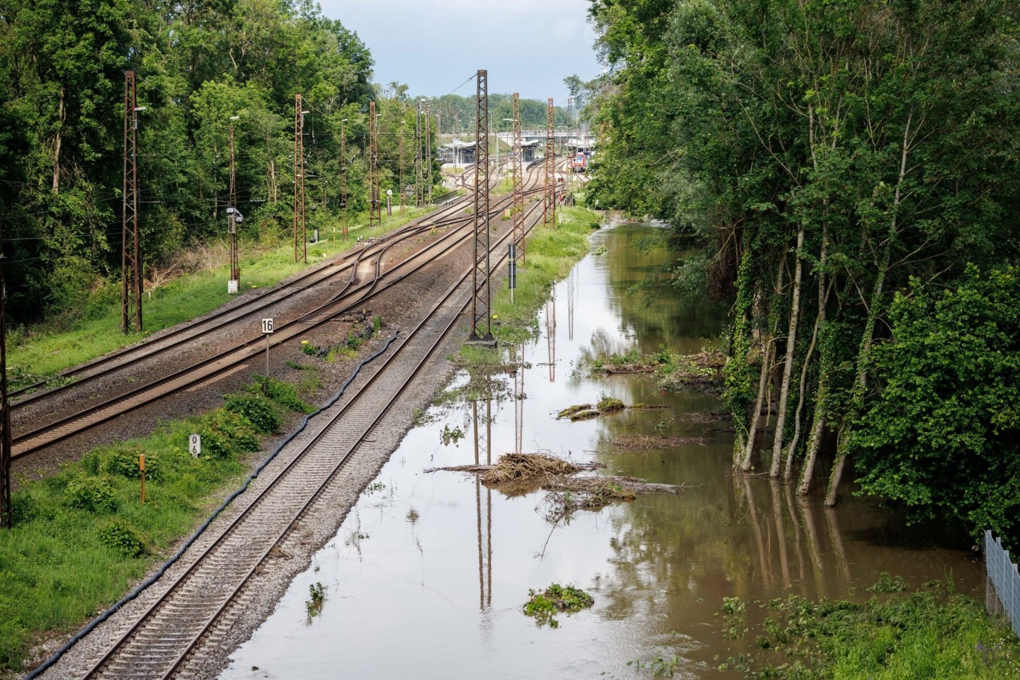 Überflutete Bahntrasse nahe der Donaubrücke in Günzburg.