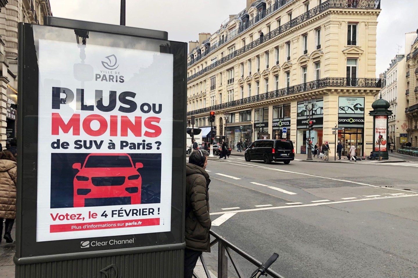 Die Pariser Bevölkerung kann bei einer Befragung entscheiden, ob es zur Verdreifachung der Parkgebühren auf öffentlichen Parkplätzen für die schweren Stadtgeländewagen kommen soll.