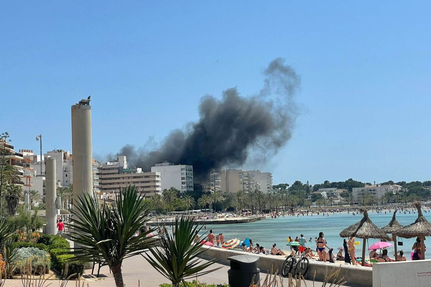 Eine Rauchwolke steigt durch den Brand im Restaurant «Why Not» in der Nähe des Ballermanns auf.