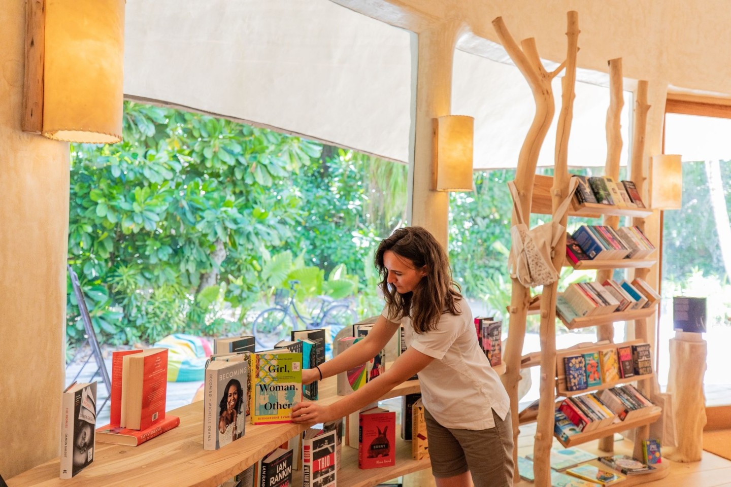 Georgie Pohill, die bisherige Buchverkäuferin im Barfuß-Buchladen auf Soneva Fushi.