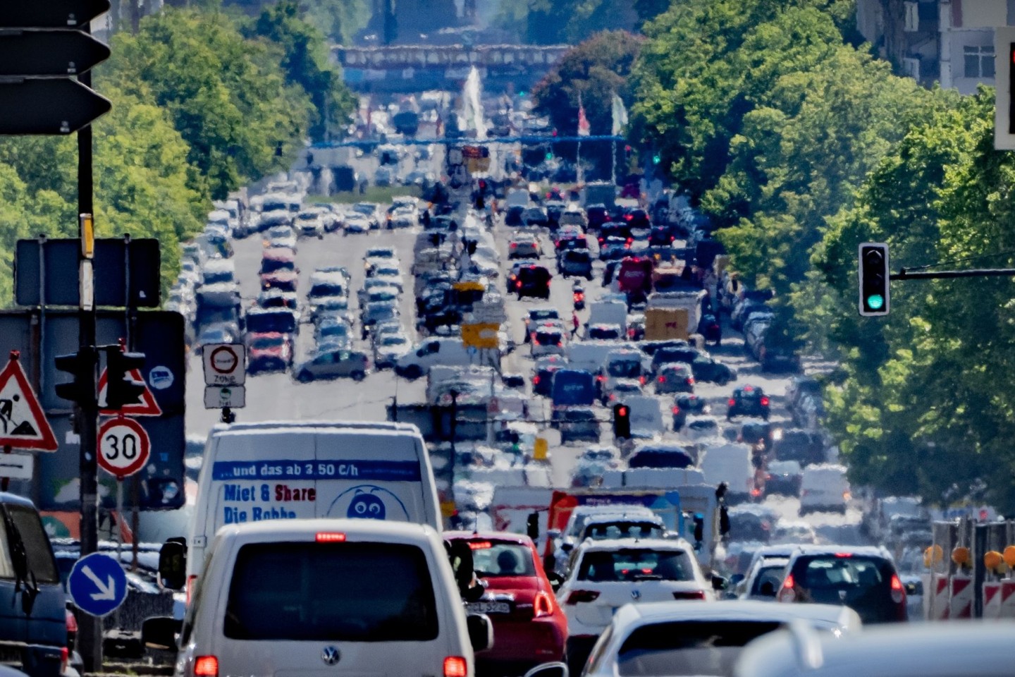 Autos, LKW und Lieferfahrzeuge fahren auf dem Berliner Kaiserdamm stadteinwärts.