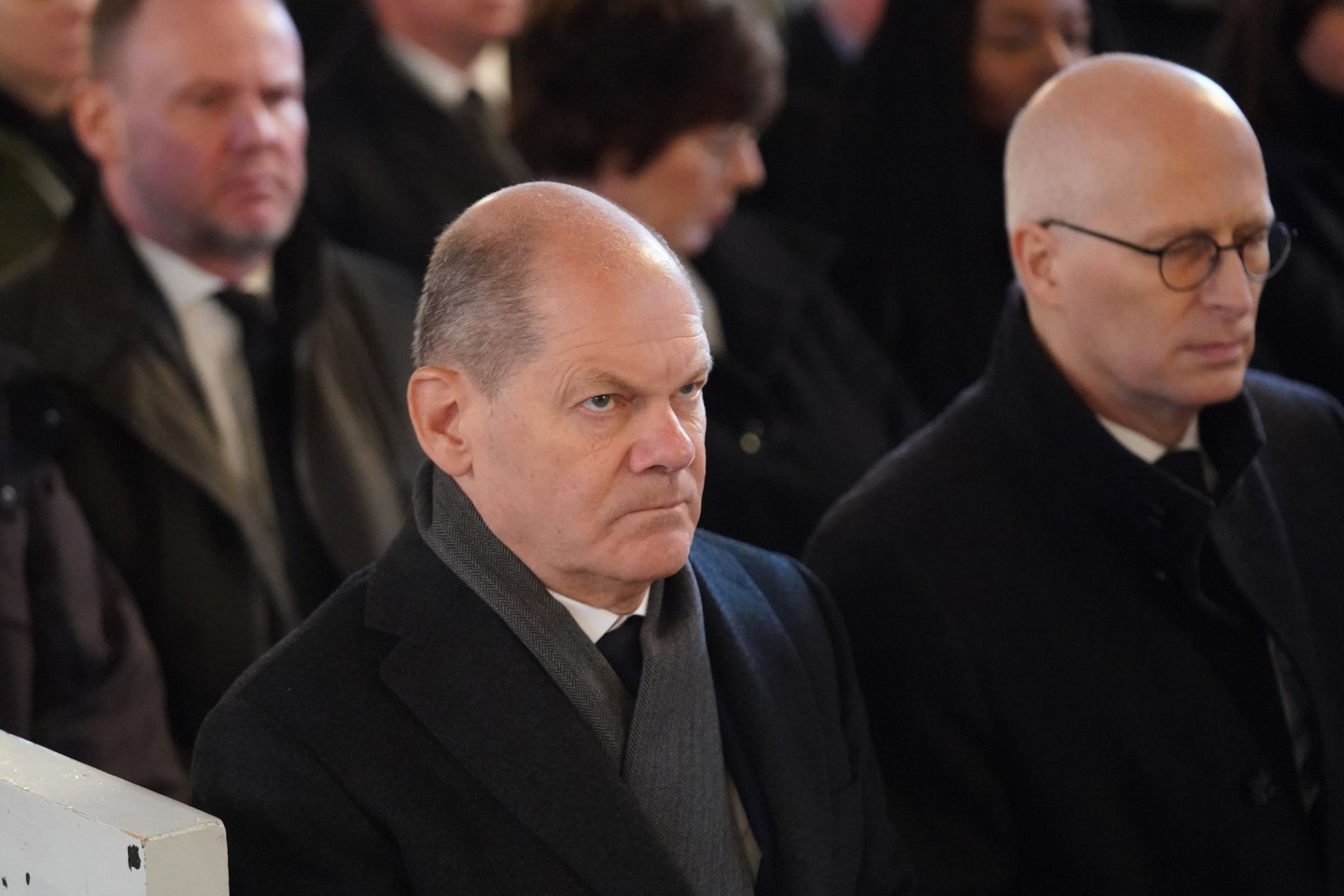 Bundeskanzler Olaf Scholz (l) und Hamburgs Erster Bürgermeister Peter Tschentscher nehmen am Trauergottesdienst teil.