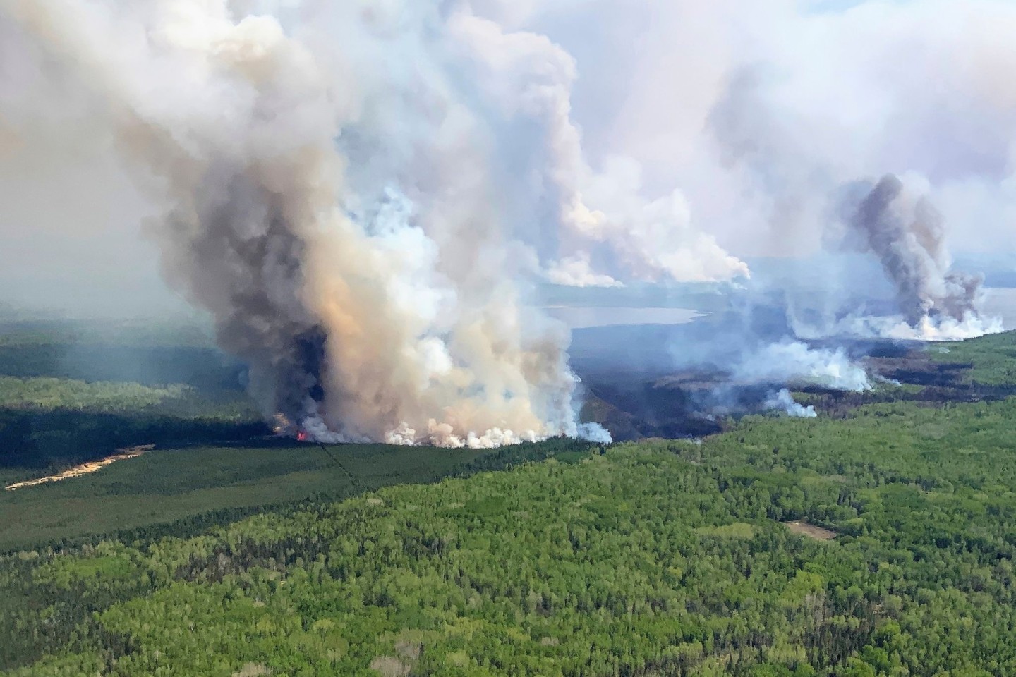 Nach Angaben der für Waldbrände zuständigen Behörden in Alberta hat das heiße, trockene und windige Wetter die Brandbedingungen weiter ins Extreme getrieben.