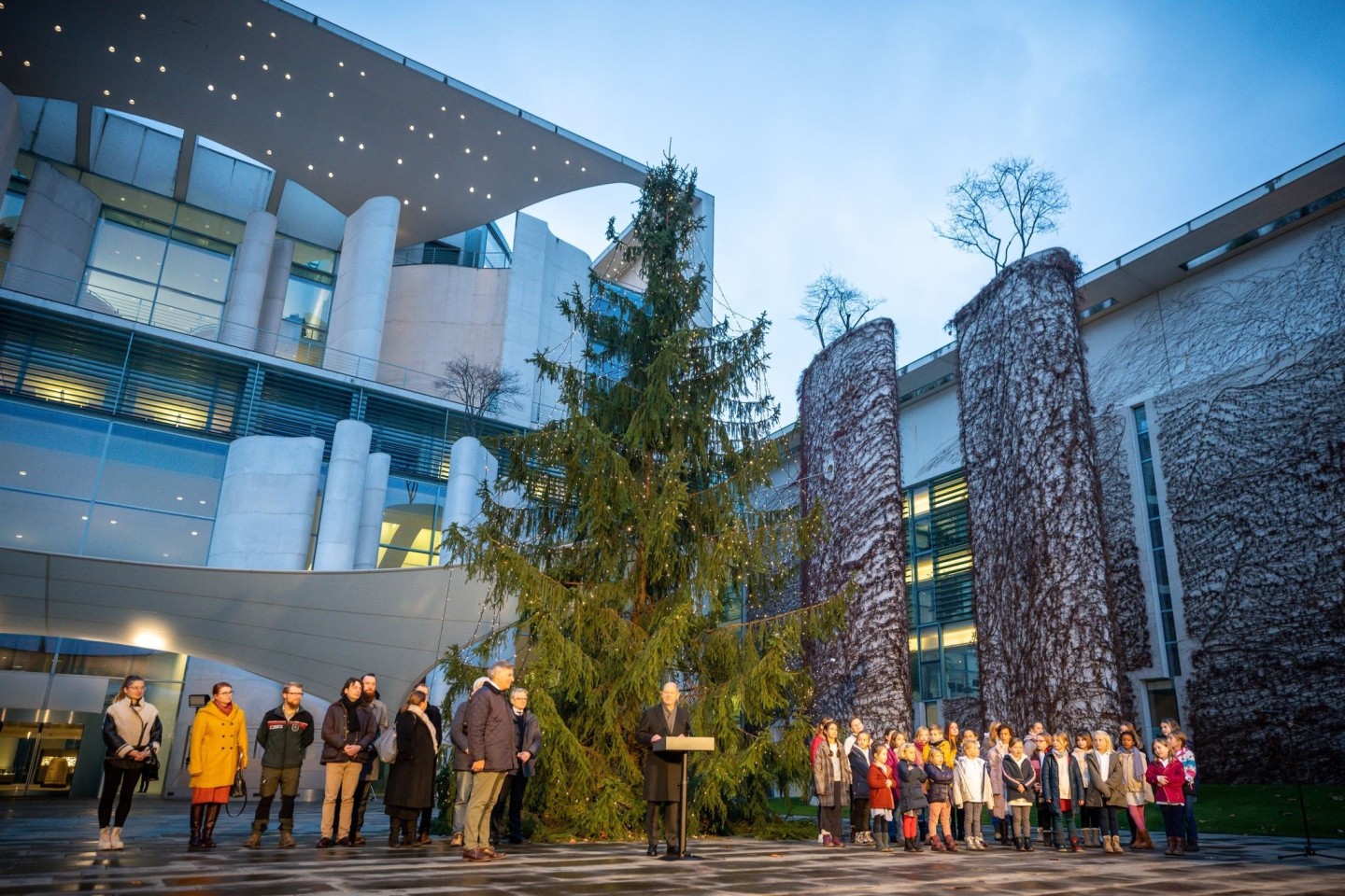 Bundeskanzler Olaf Scholz (M) steht vor der «Kanzlertanne» in Berlin.