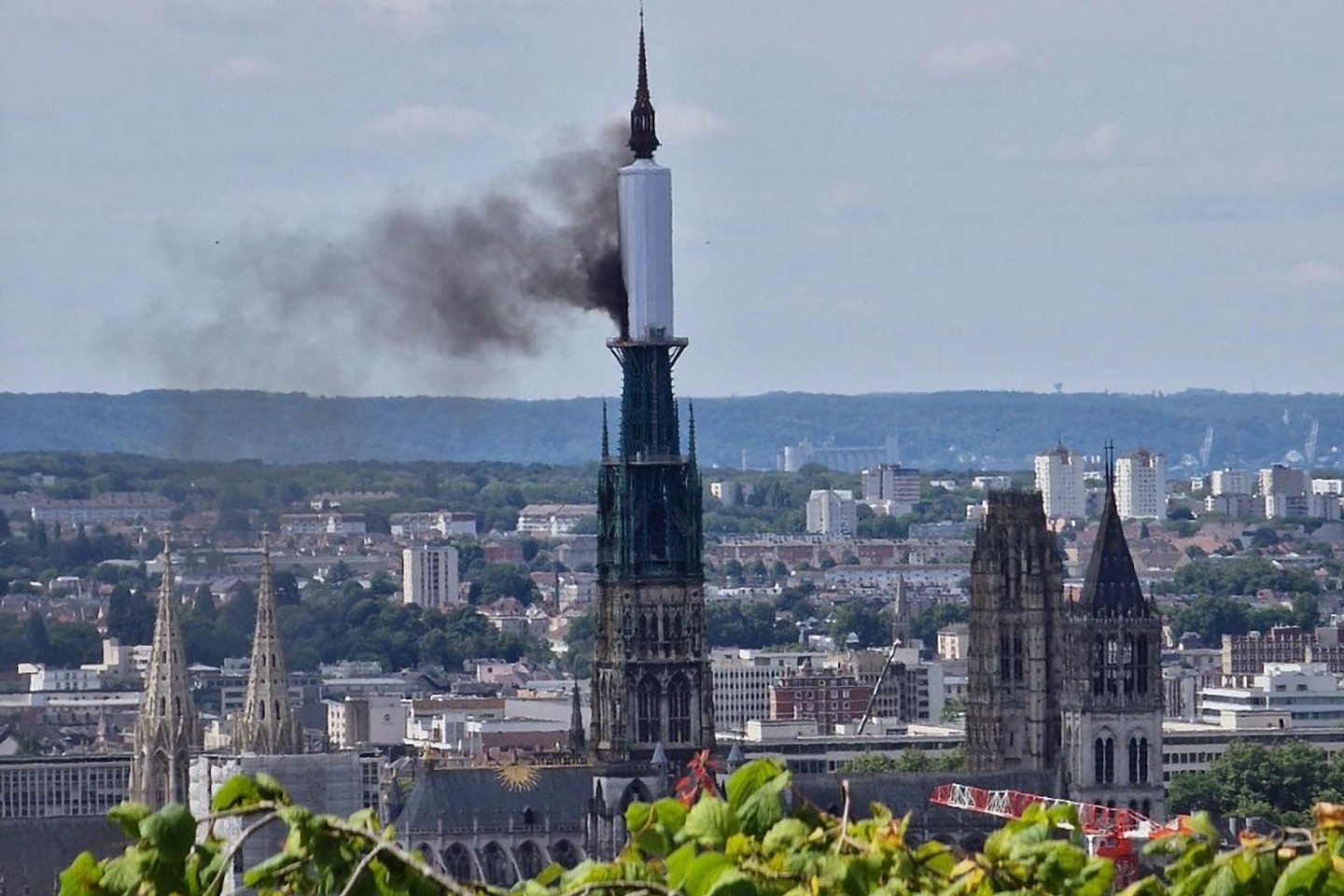 Der Turm der Kathedrale von Rouen steht in Flammen.