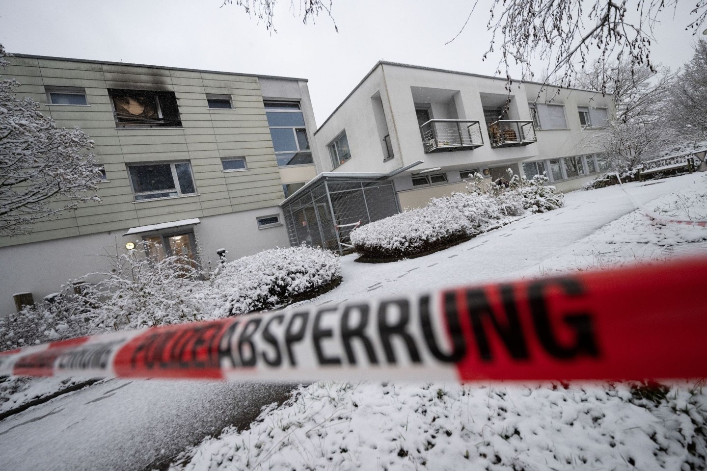 Polizeiabsperrband ist nach einem Brand in einer Pflegeeinrichtung um Teile des Gebäudes angebracht worden.