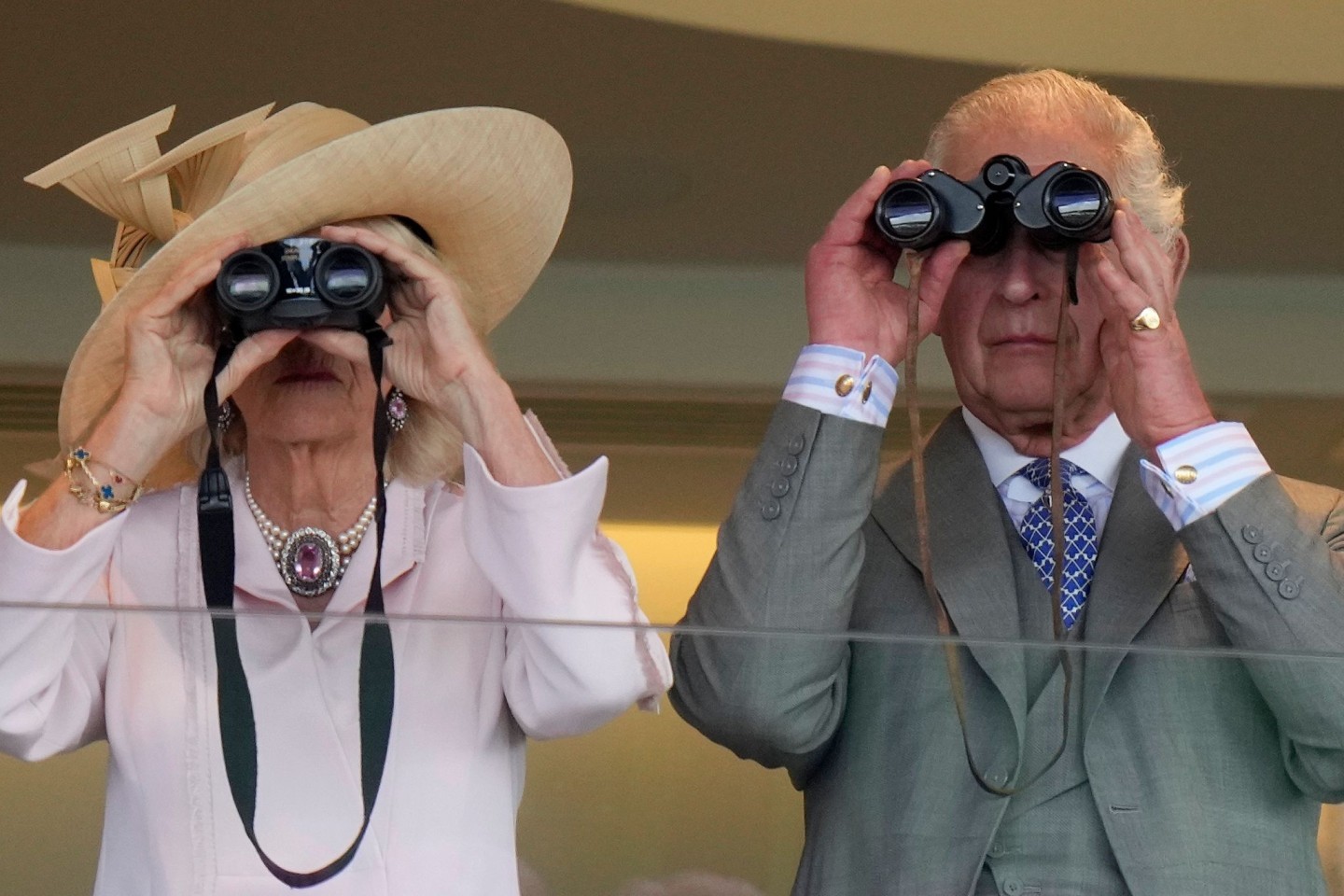 Königin Camilla und König Charles III. bei einem Pferderennen in Ascot.