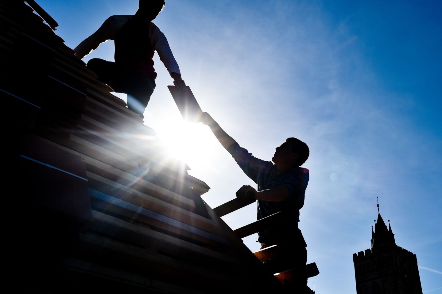 Dachdecker arbeiten nicht selten ungeschützt in der prallen Sonne.