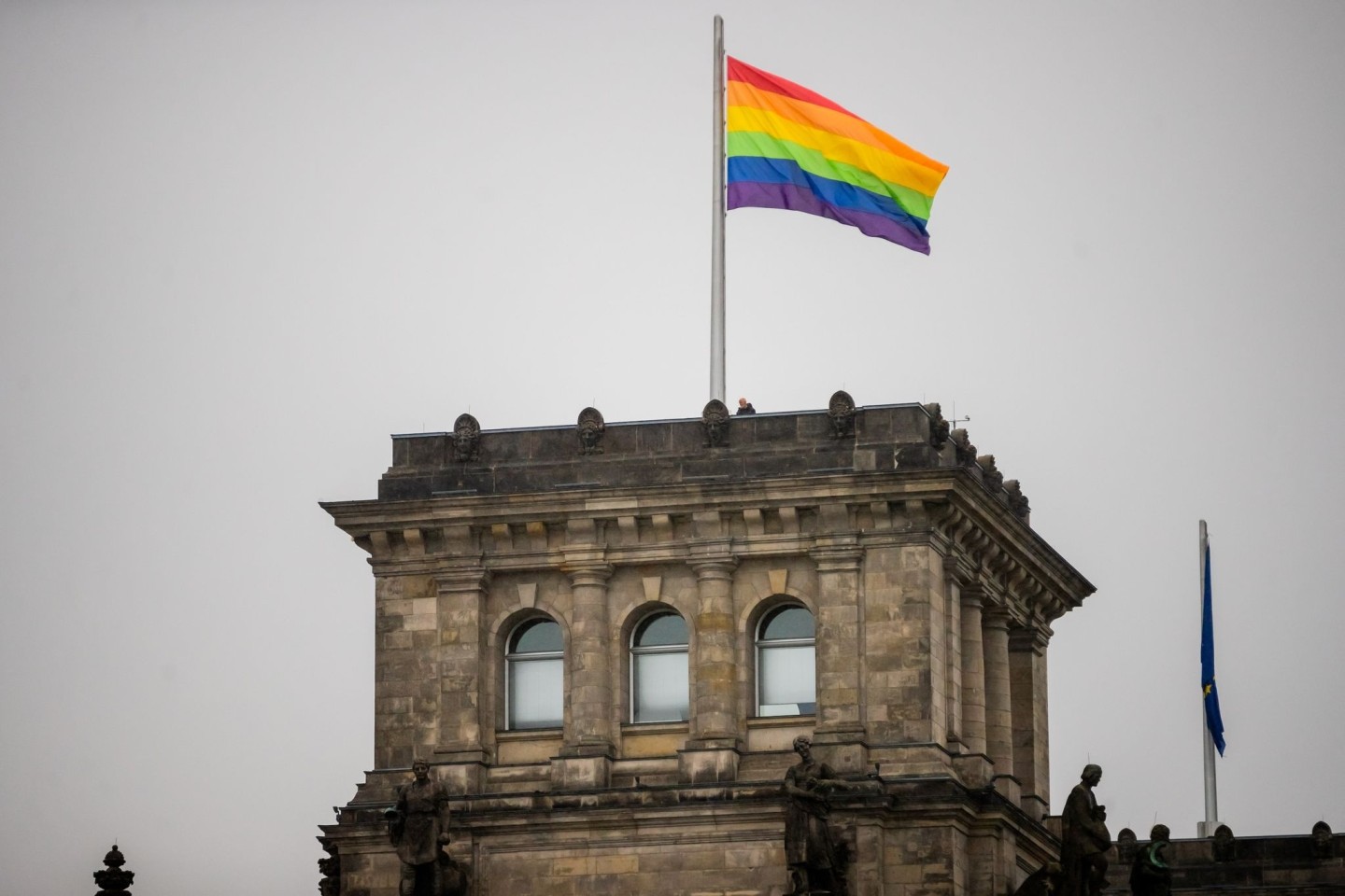 Die Regenbogenfahne wird anlässlich des Berliner Christopher Street Day (CSD) auf dem Südwestturm des Reichstagsgebäudes gehisst.