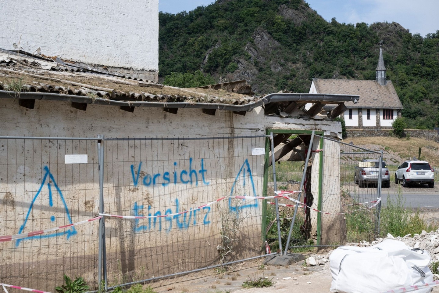 «Vorsicht Einsturz»: Der Wiederaufbau nach der Flutkatastrophe geht teils nur schleppend voran.