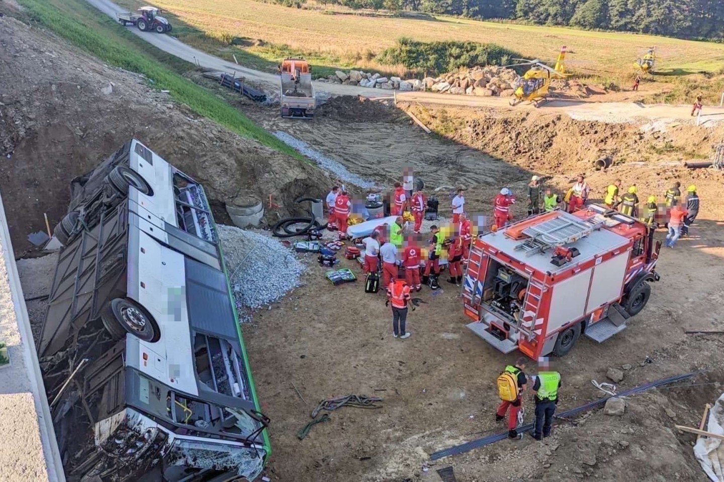 Rettungskräfte arbeiten an der Unfallstelle.