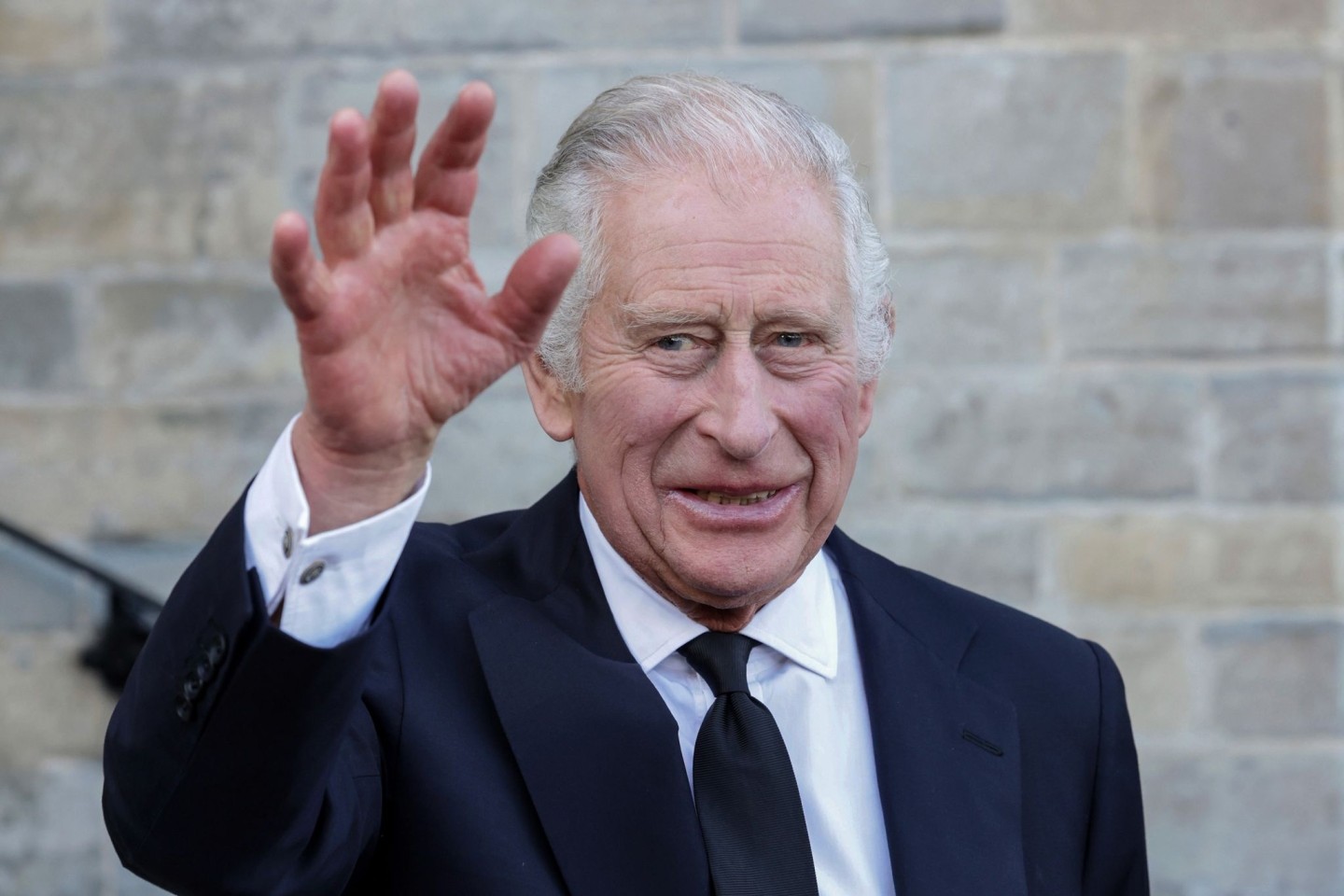 König Charles III. trifft zu einem Empfang für lokale Wohltätigkeitsorganisationen im Cardiff Castle in Wales ein.