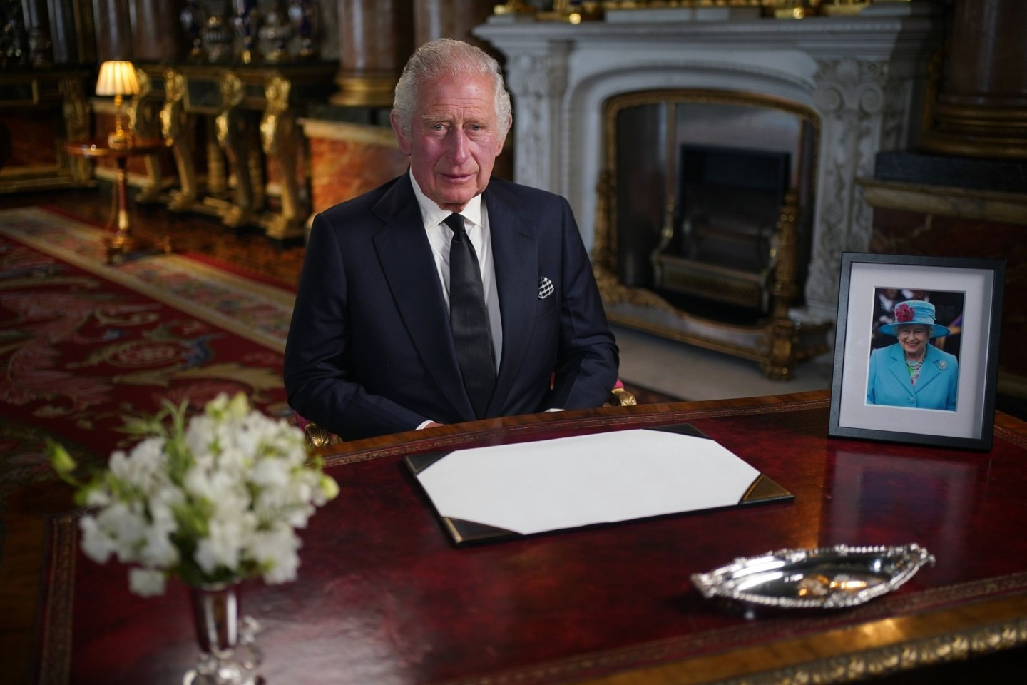 Der britische König Charles III. hält nach dem Tod von Königin Elisabeth II. im Buckingham Palace seine erste Ansprache an die Nation und das Commonwealth.