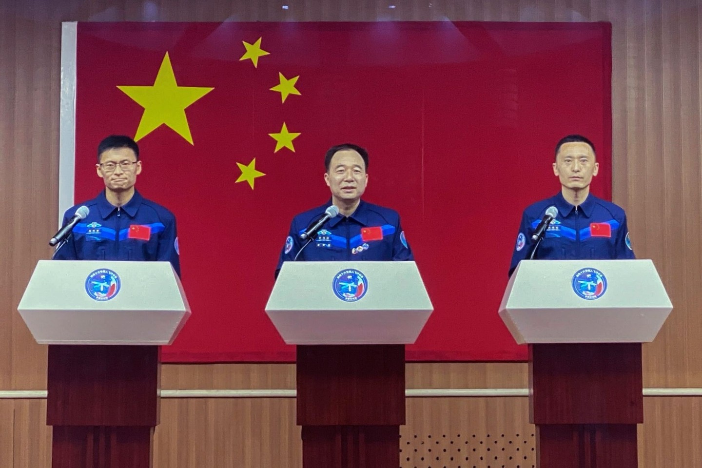 Rund fünf Monate soll die Mission der chinesischen Astronauten Gui Haichao l-r), Jing Haipeng und Zhu Yangzhu dauern.