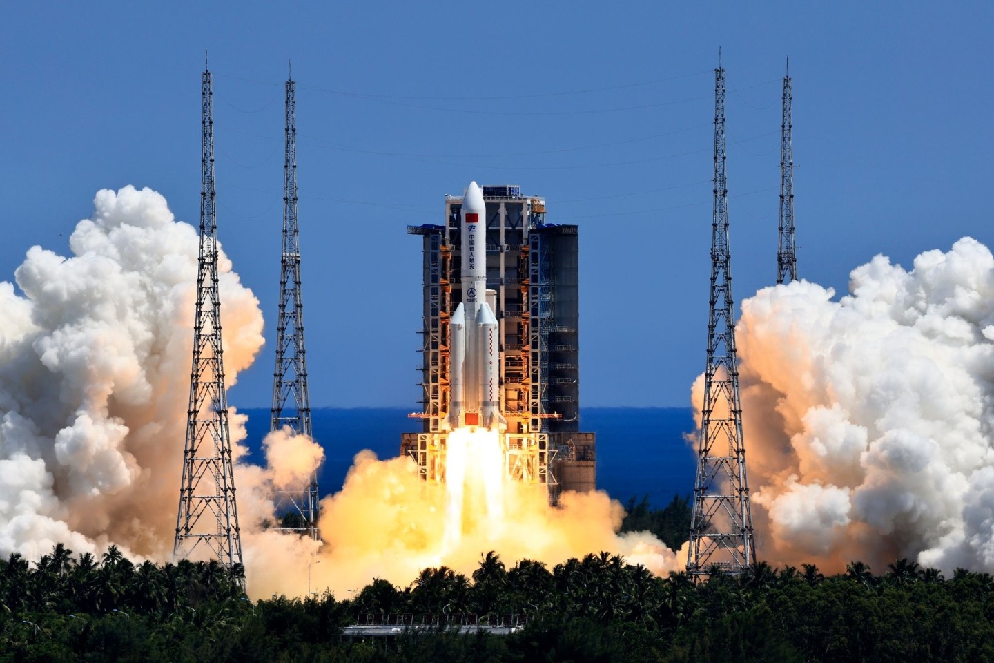 Die Trägerrakete «Langer Marsch 5B Y3» mit dem Labormodul «Wentian» hebt vom Wenchang Space Launch Center ab.