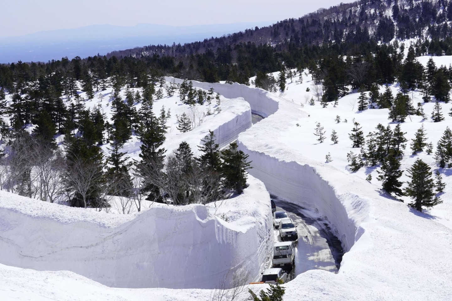 Die meterhohen Schneemassen im Norden Japans werden bislang in der Regel im Meer entsorgt.