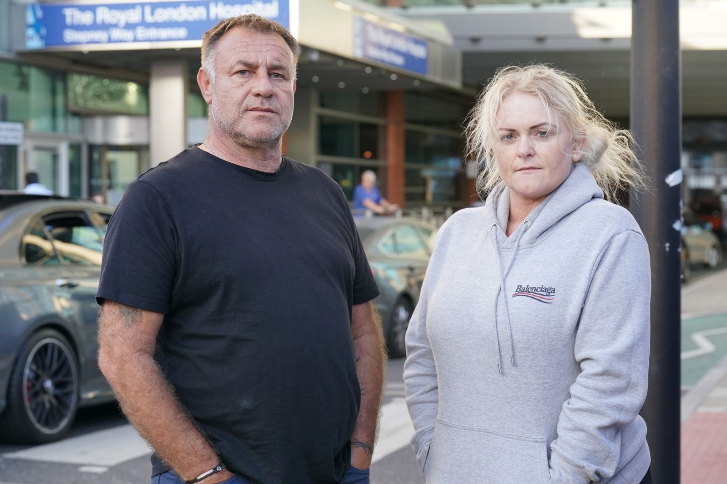 Die Eltern des unheilbar kranken Archie, Paul Battersbee und Hollie Dance, vor dem Royal London Hospital.