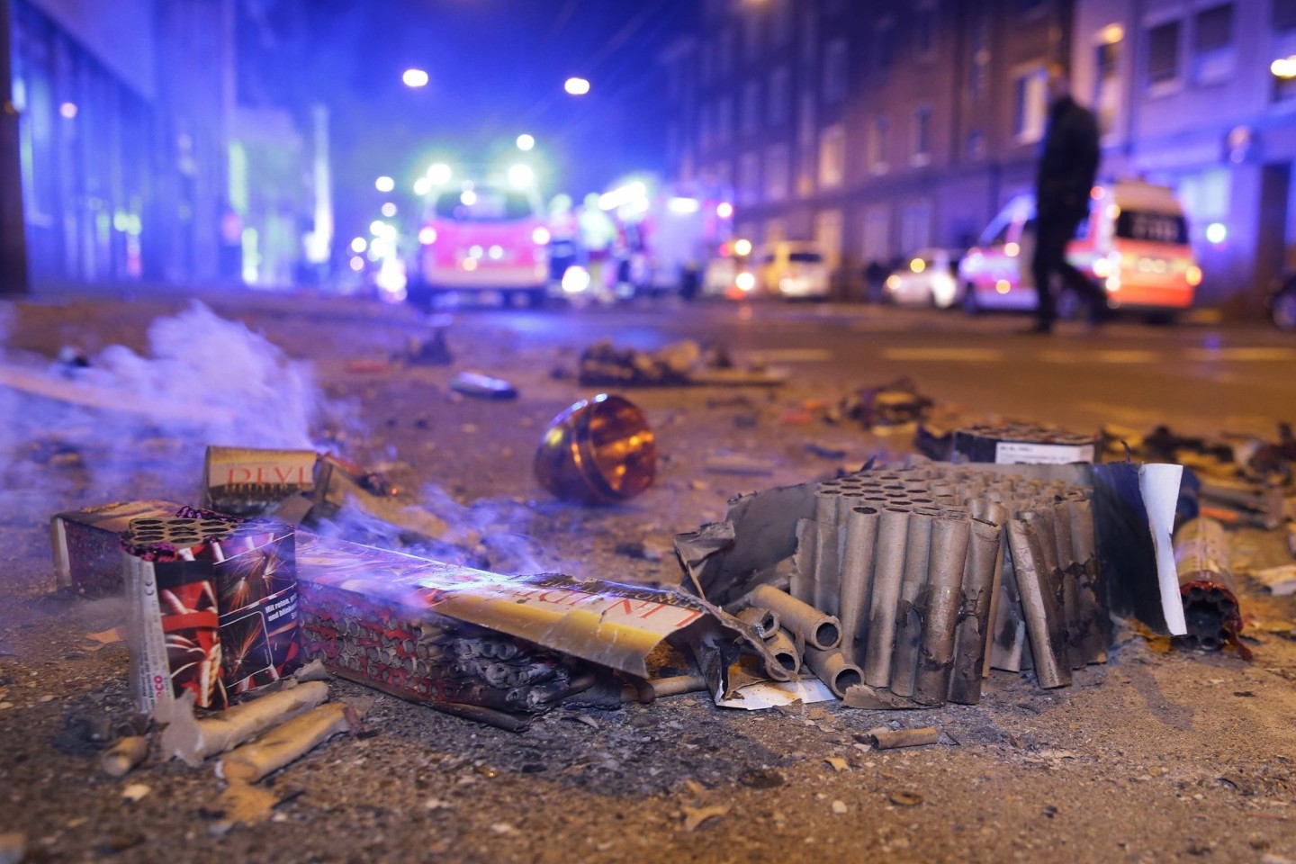 Einsatzkräfte der Feuerwehr bei der Arbeit in der Silvesternacht.