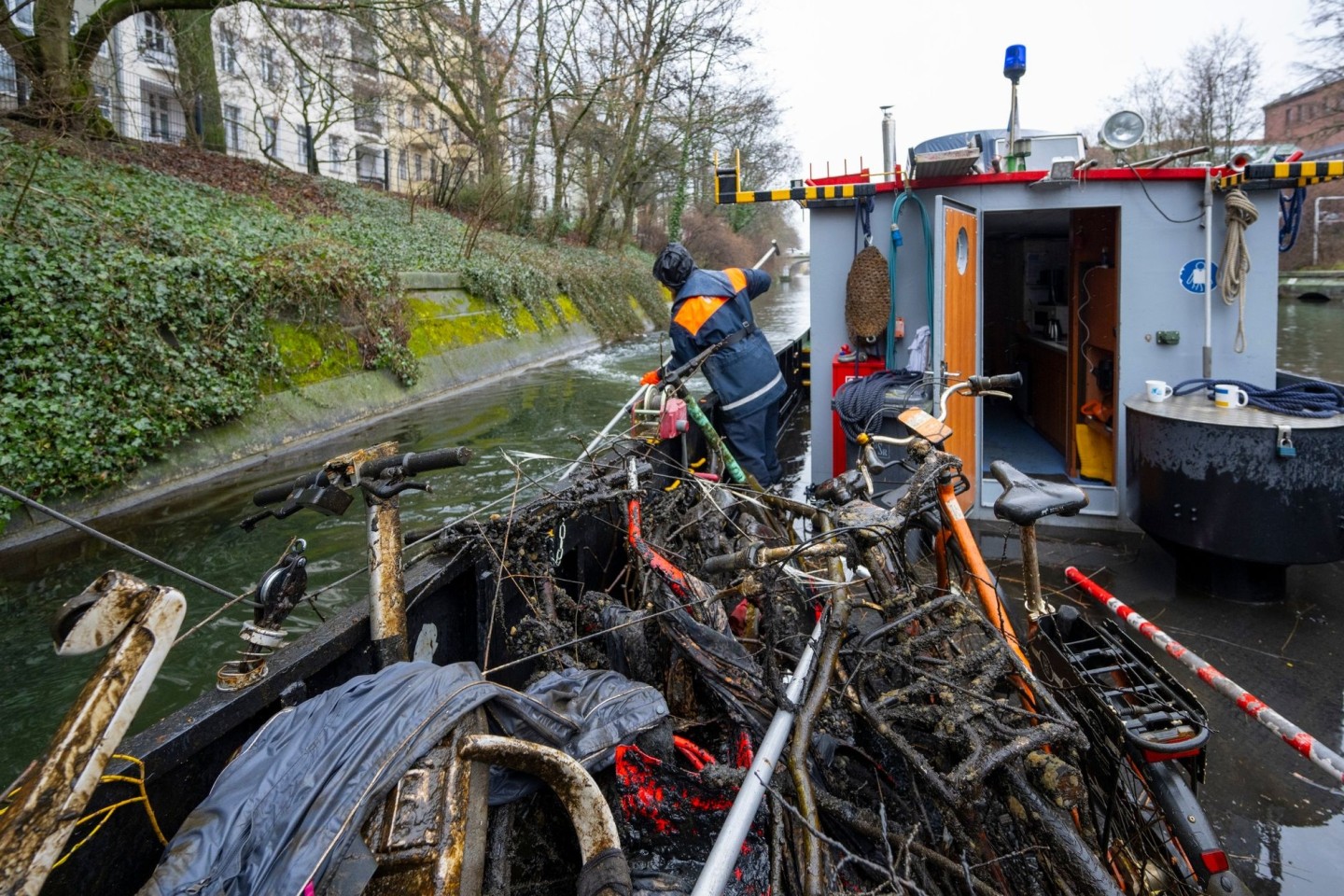 Fahrräder, E-Roller und andere Gegenstände liegen bei einer Schiffsfahrt des Wasser- und Schifffahrtsamtes zur Hindernisbergung im Landwehrkanal an Bord des Schiffs.