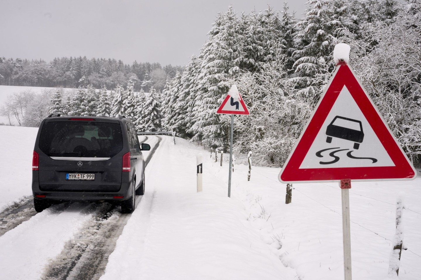 Nach einem Wintereinbruch sind die Straßen in der Eifel in der Nähe des Nürburgrings verschneit.