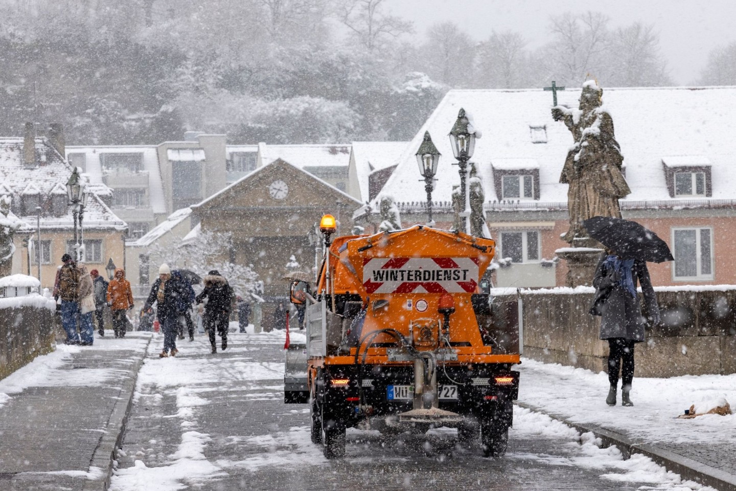 In Würzburg ist der Winterdienst im Einsatz.